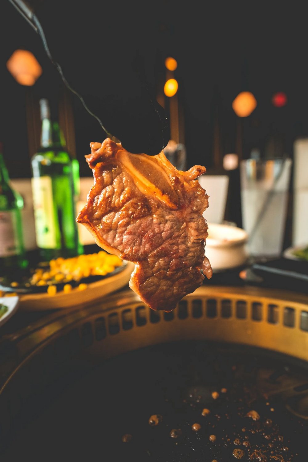 夹起一片刚烤好的肉